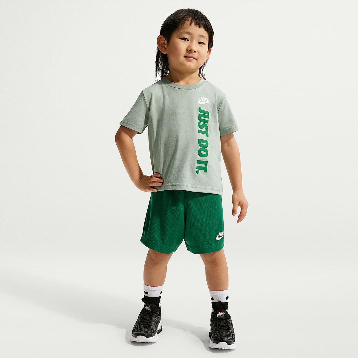 Conjunto de playera con gráfico "Just Do It" y shorts de malla infantil Nike Sportswear – Malaquita – vista 1