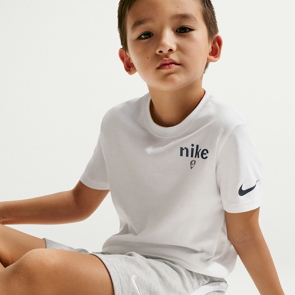 Shorts de French Terry para niños talla pequeña Nike Sportswear Goal Mode – Gris jaspeado – vista 4