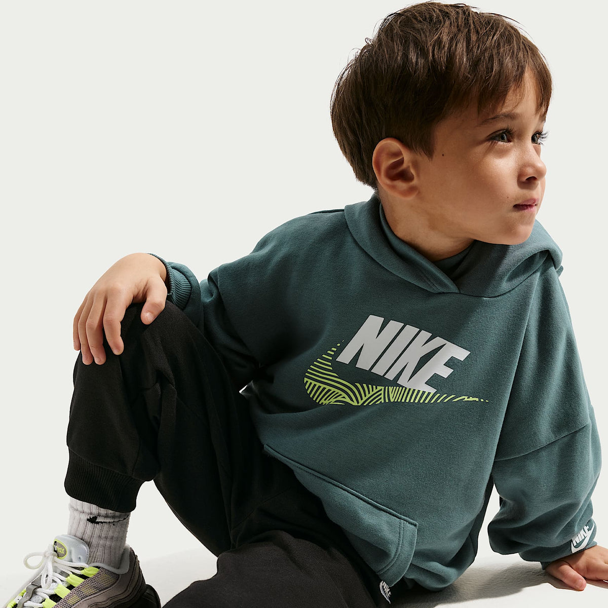 Conjunto de 2 piezas con sudadera sin cierre de French Terry oversized para niños talla pequeña Nike Sportswear In The Zone – Negro – vista 6
