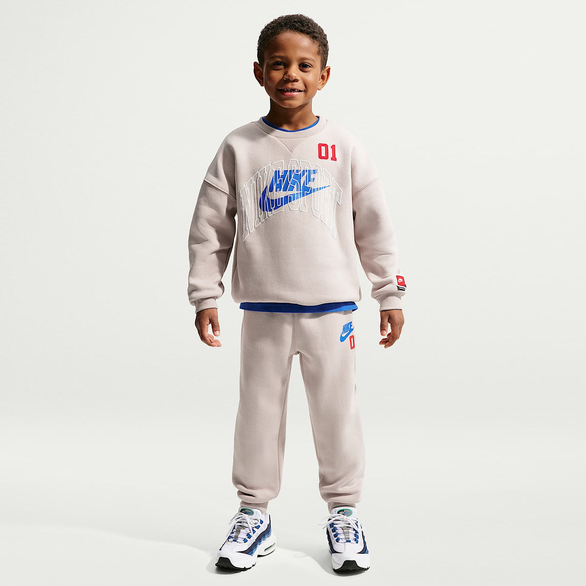 Conjunto de 2 piezas de sudadera de cuello redondo de tejido Fleece Multisport para niños talla pequeña Nike Sportswear – Gris partícula – vista 1