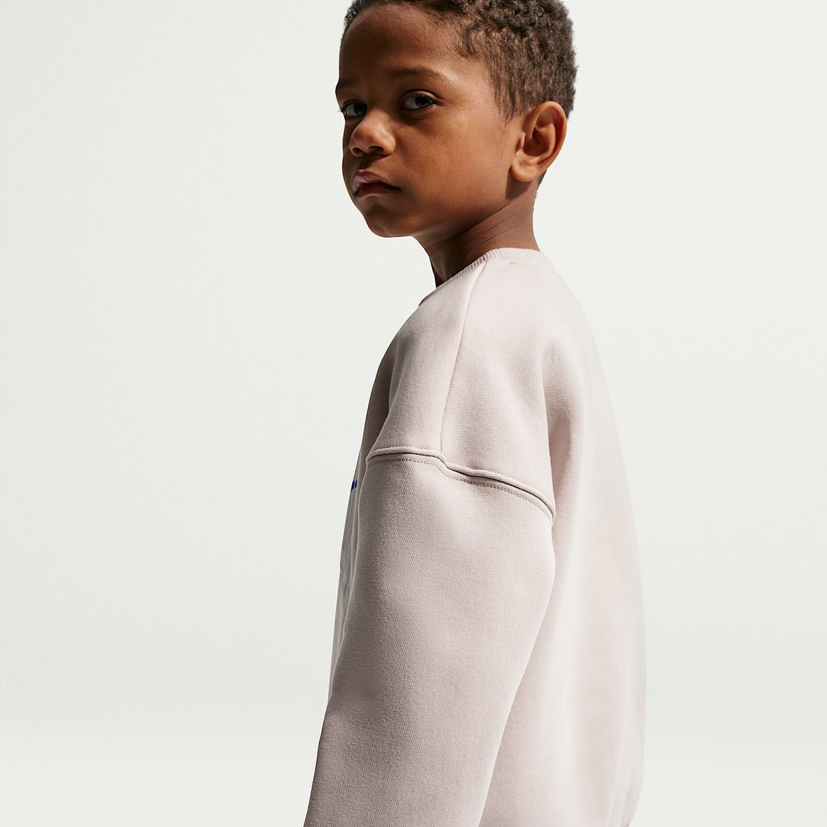 Conjunto de 2 piezas de sudadera de cuello redondo de tejido Fleece Multisport para niños talla pequeña Nike Sportswear – Gris partícula – vista 3