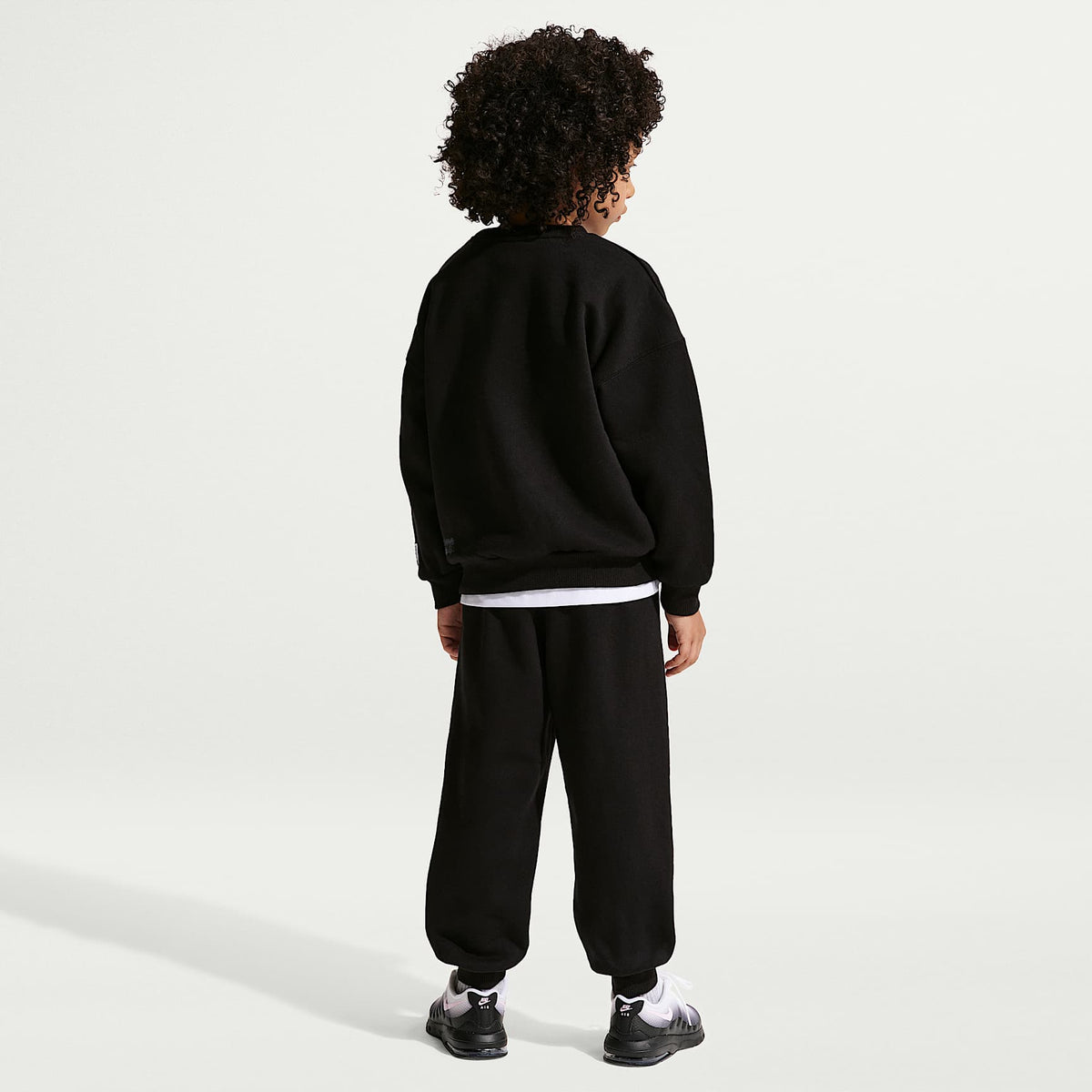 Conjunto de 2 piezas de sudadera de cuello redondo de tejido Fleece Multisport para niños talla pequeña Nike Sportswear – Negro – vista 4