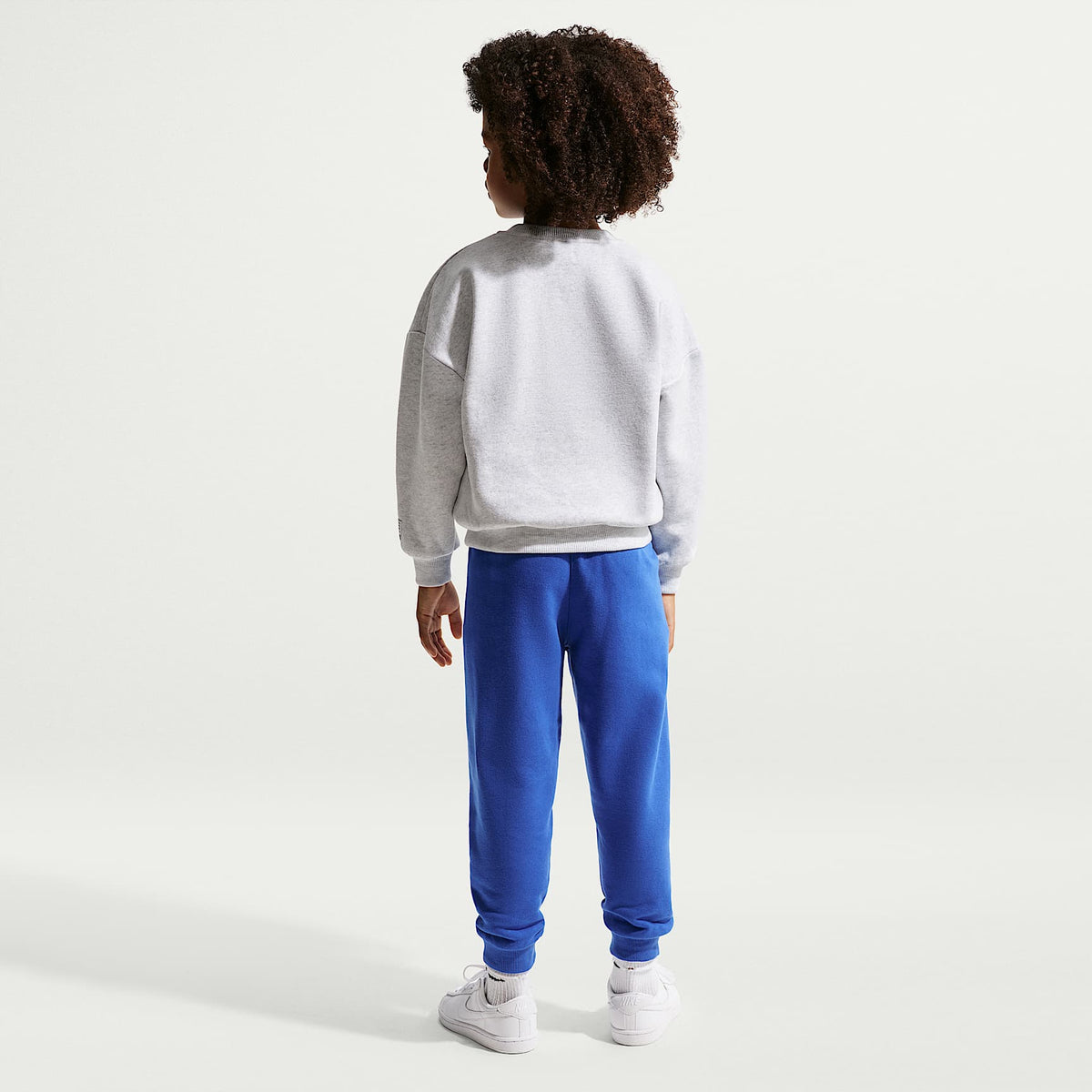 Sudadera de cuello redondo de tejido Fleece Multisport para niños talla pequeña Nike Sportswear – Abedul jaspeado – vista 5