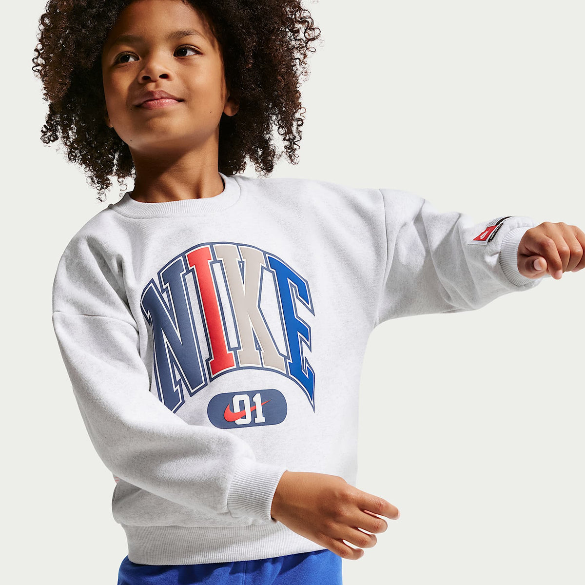 Sudadera de cuello redondo de tejido Fleece Multisport para niños talla pequeña Nike Sportswear – Abedul jaspeado – vista 3