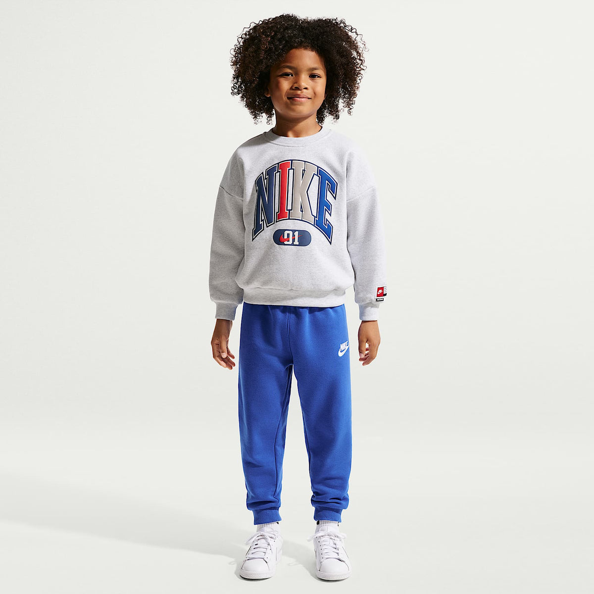 Sudadera de cuello redondo de tejido Fleece Multisport para niños talla pequeña Nike Sportswear – Abedul jaspeado – vista 4