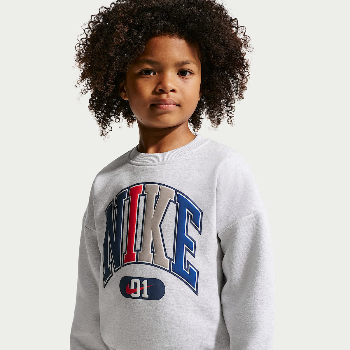 Sudadera de cuello redondo de tejido Fleece Multisport para niños talla pequeña Nike Sportswear – Abedul jaspeado – vista 1