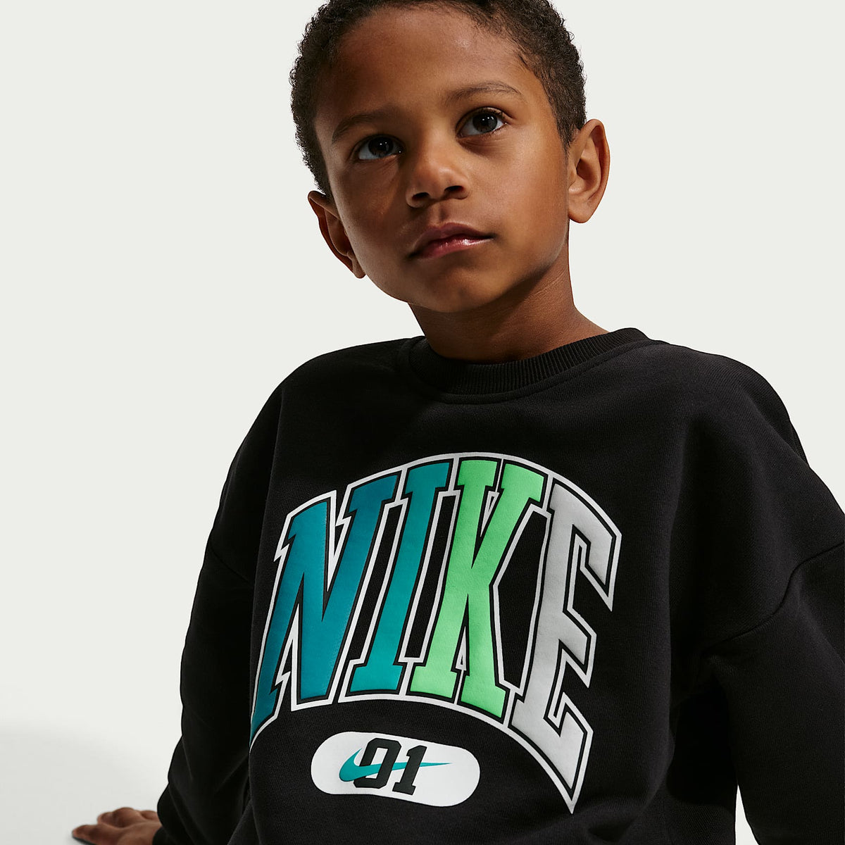 Sudadera de cuello redondo de tejido Fleece Multisport para niños talla pequeña Nike Sportswear – Negro – vista 3