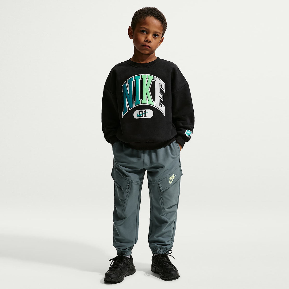 Sudadera de cuello redondo de tejido Fleece Multisport para niños talla pequeña Nike Sportswear – Negro – vista 4