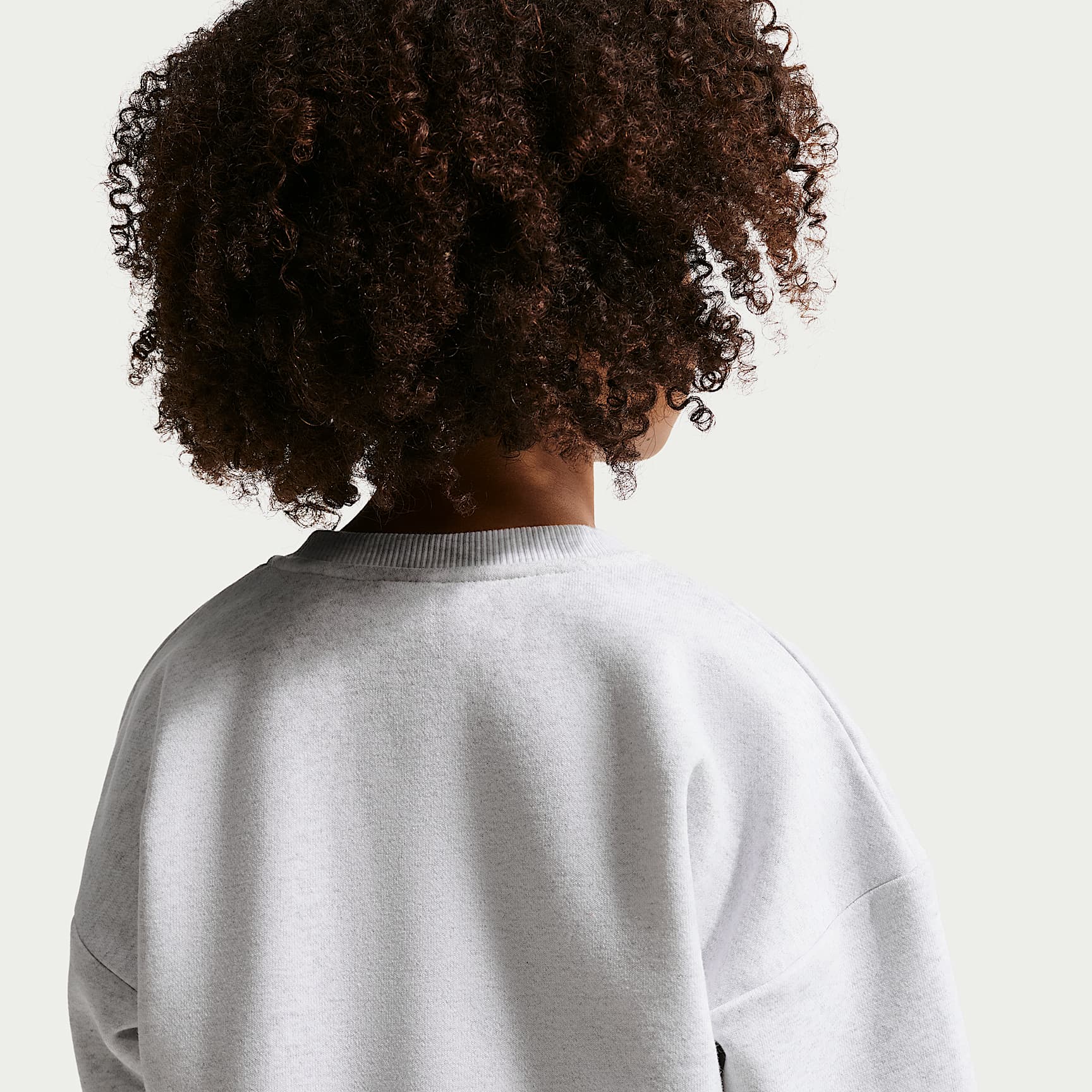 Sudadera de cuello redondo de tejido Fleece Multisport para niños talla pequeña Nike Sportswear – Abedul jaspeado – vista 2