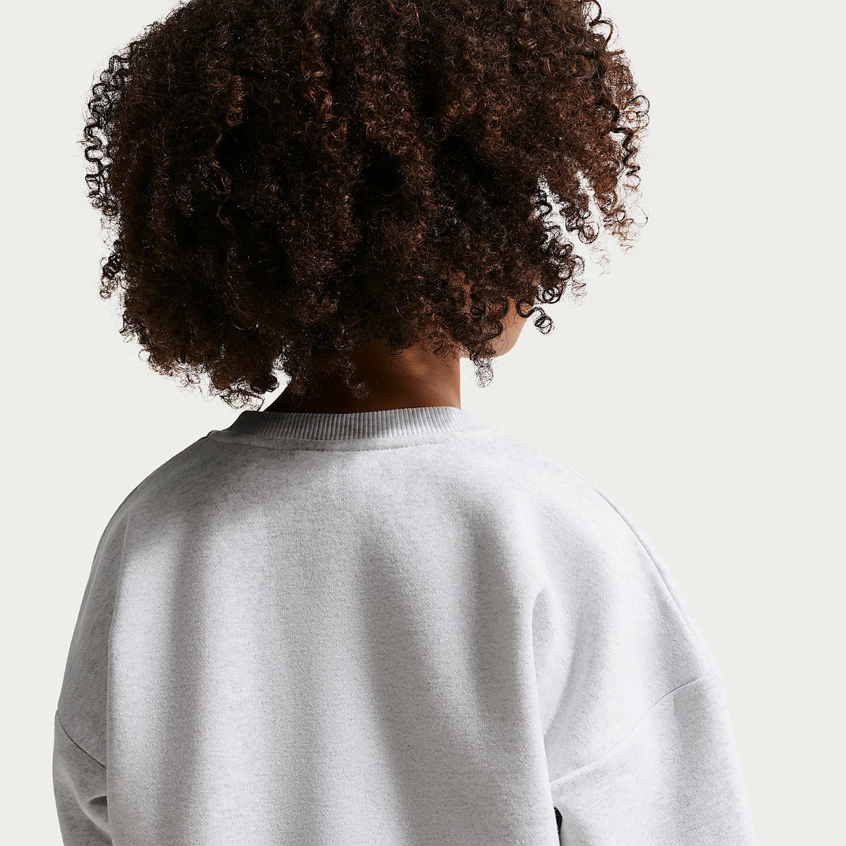 Sudadera de cuello redondo de tejido Fleece Multisport para niños talla pequeña Nike Sportswear – Abedul jaspeado – vista 2