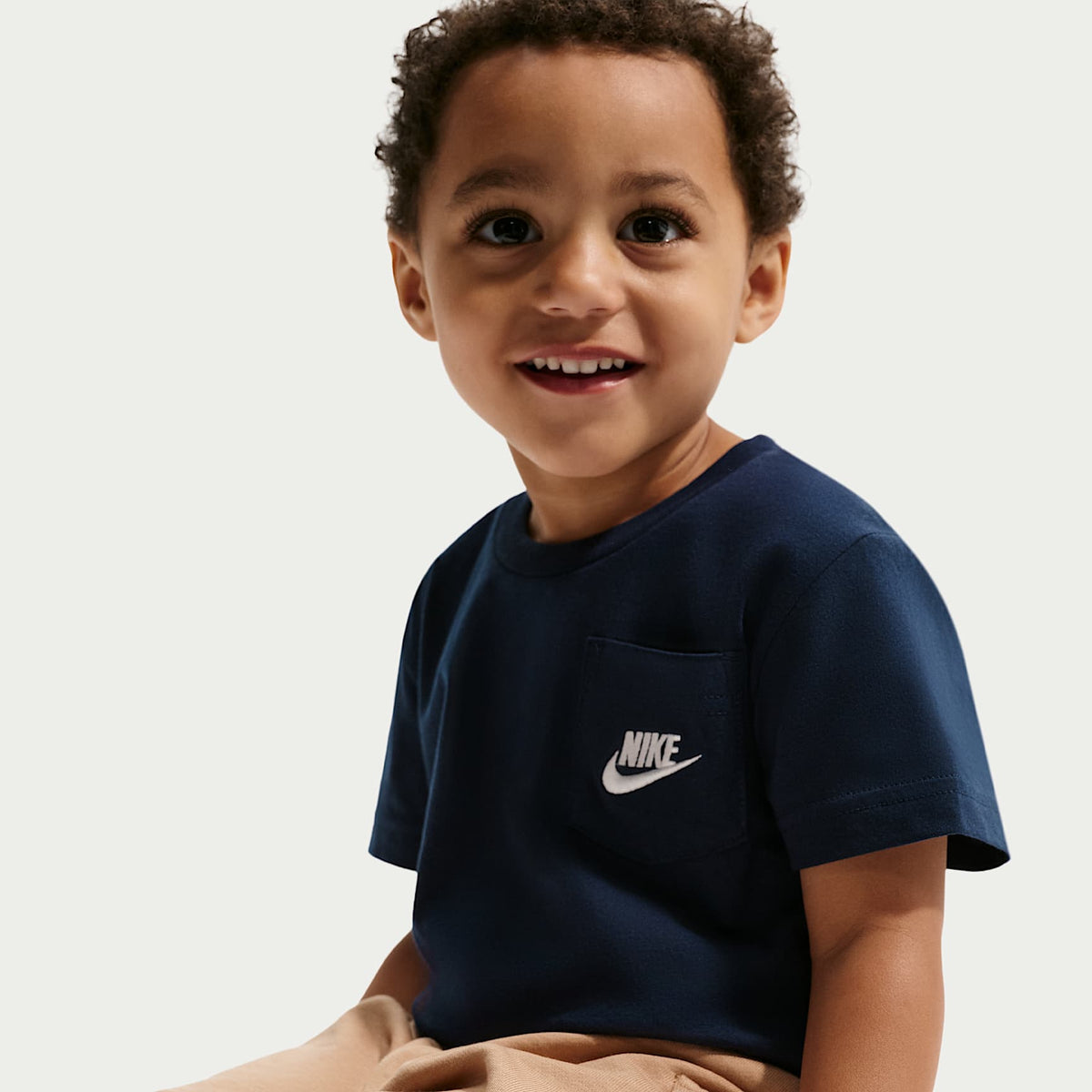 Conjunto de playera con bolsillo y shorts de French Terry para bebé Nike Sportswear – Cáñamo – vista 6
