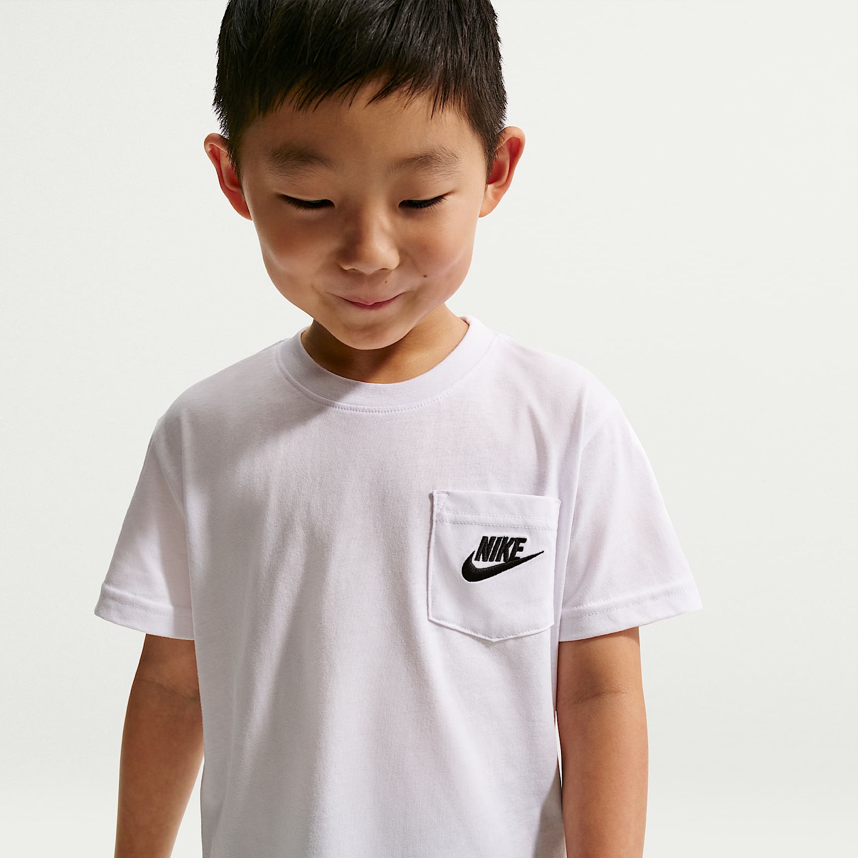 Conjunto de playera y shorts de French Terry con bolsillos para niños talla pequeña Nike Sportswear – Malaquita – vista 2