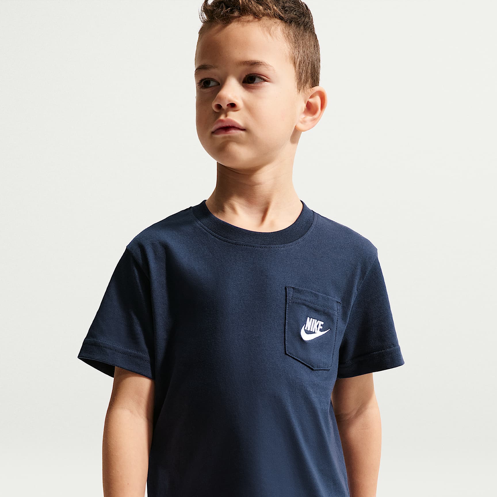 Conjunto de playera y shorts de French Terry con bolsillos para niños talla pequeña Nike Sportswear – Cáñamo – vista 2