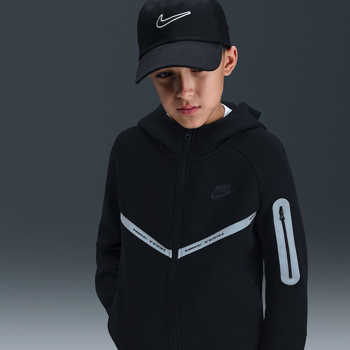 Sudadera con gorro y cierre completo Nike Sportswear Tech Fleece para niños grandes con detalles reflejantes – Negro/Negro/Negro – vista 3