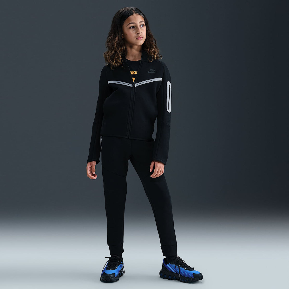 Sudadera con gorro y cierre completo Nike Sportswear Tech Fleece para niños grandes con detalles reflejantes – Negro/Negro/Negro – vista 6