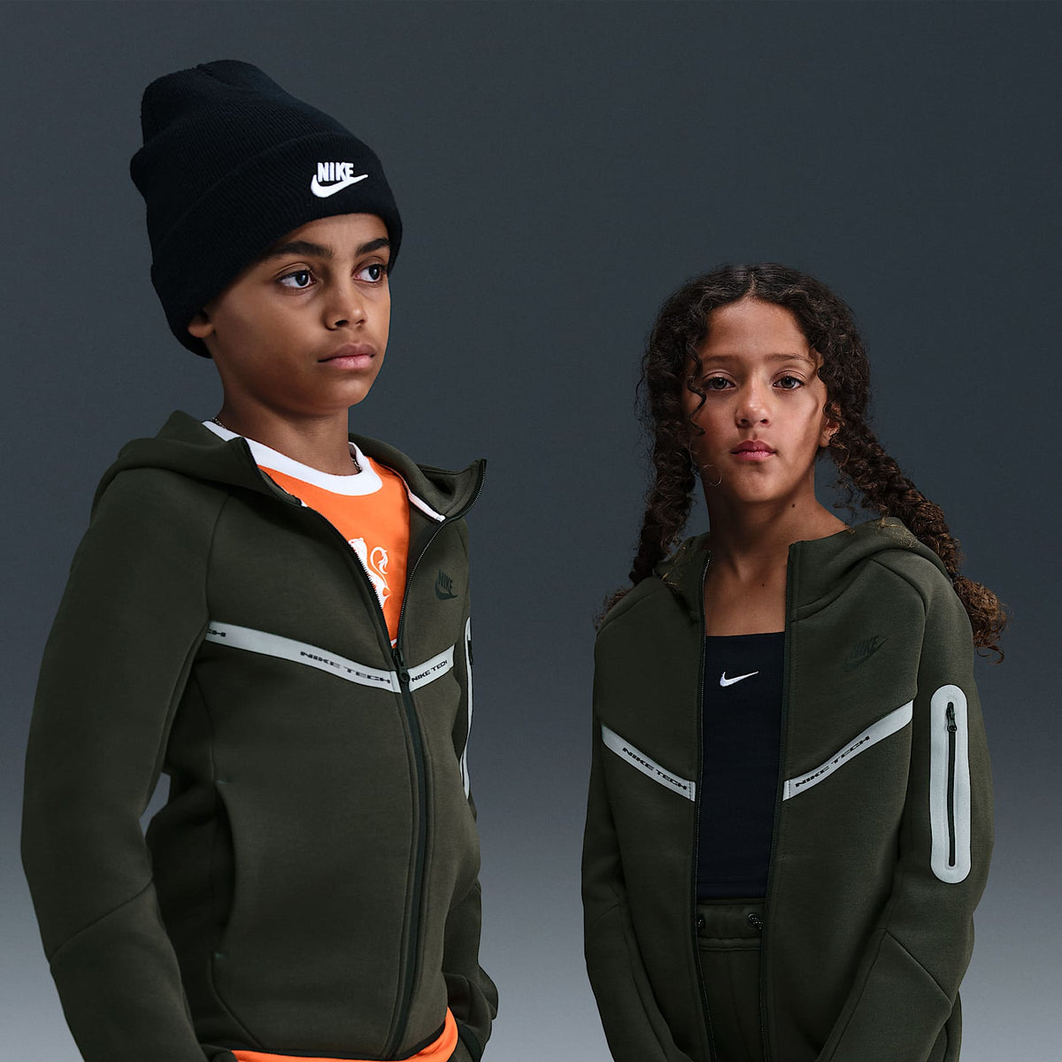 Sudadera con gorro y cierre completo Nike Sportswear Tech Fleece para niños grandes con detalles reflejantes – Secuoya/Negro/Negro – vista 1