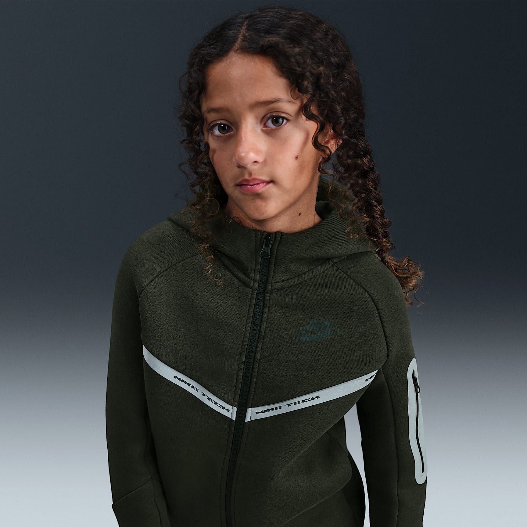 Sudadera con gorro y cierre completo Nike Sportswear Tech Fleece para niños grandes con detalles reflejantes – Secuoya/Negro/Negro – vista 2