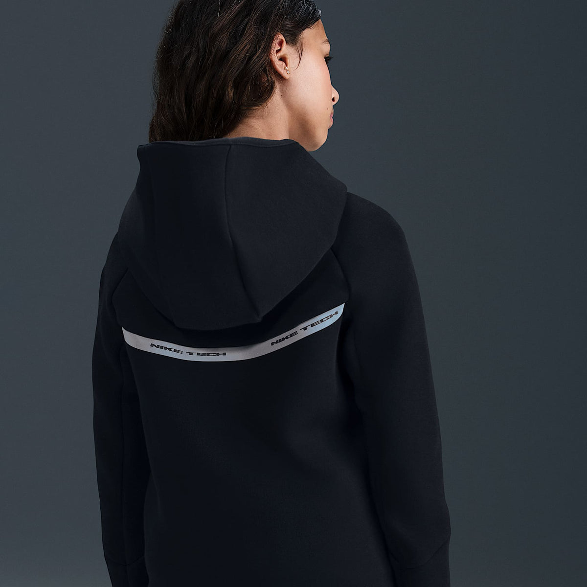 Sudadera con gorro y cierre completo Nike Sportswear Tech Fleece para niños grandes con detalles reflejantes – Negro/Negro/Negro – vista 4