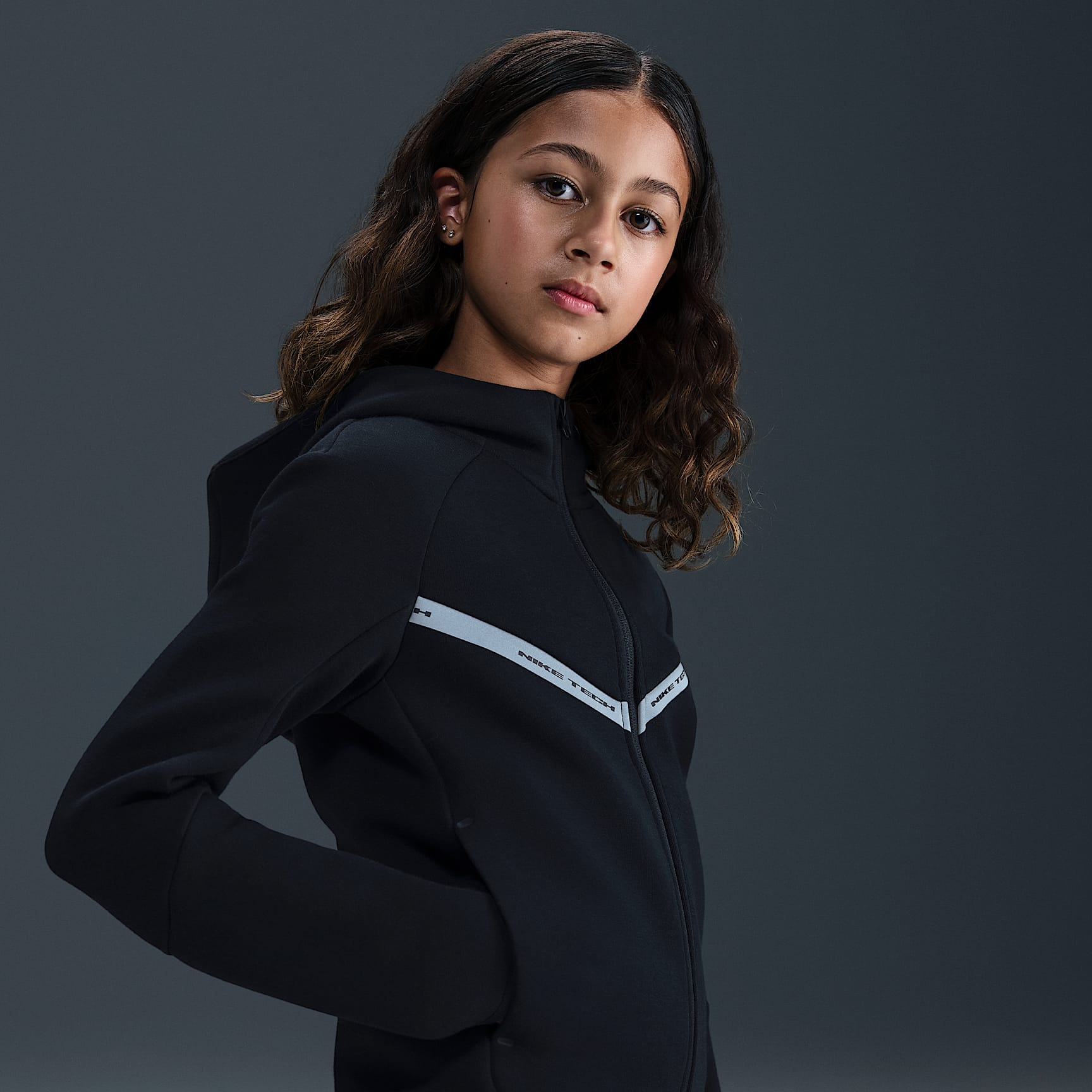 Sudadera con gorro y cierre completo Nike Sportswear Tech Fleece para niños grandes con detalles reflejantes – Negro/Negro/Negro – vista 2