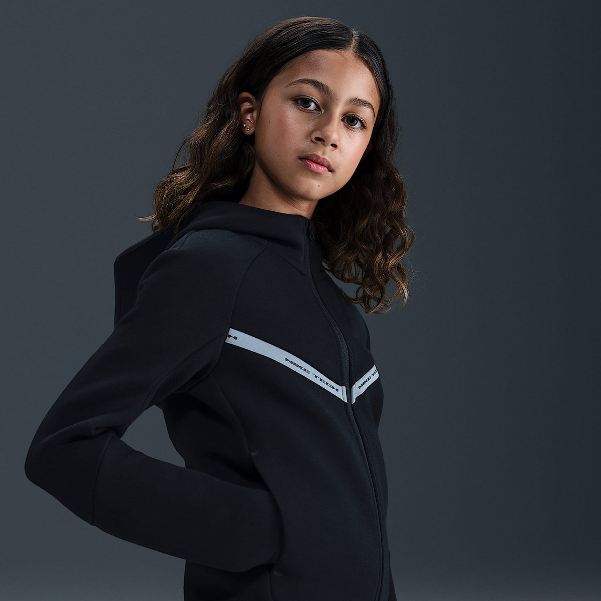 Sudadera con gorro y cierre completo Nike Sportswear Tech Fleece para niños grandes con detalles reflejantes – Negro/Negro/Negro – vista 2