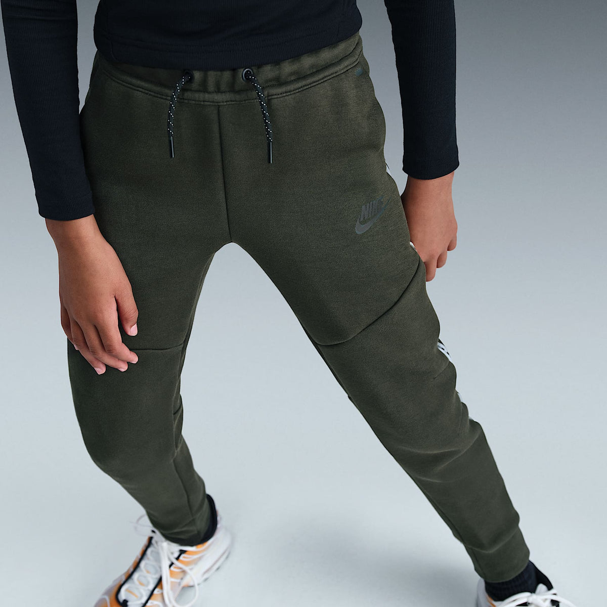Joggers deportivos Nike Sportswear Tech Fleece para niños talla grande con detalles reflejantes – Secuoya/Negro/Negro – vista 3