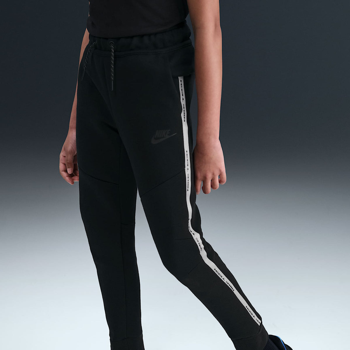 Joggers deportivos Nike Sportswear Tech Fleece para niños talla grande con detalles reflejantes – Negro/Negro/Negro – vista 3