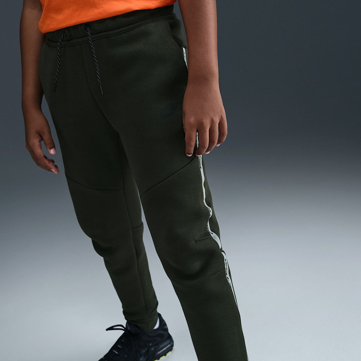 Joggers deportivos Nike Sportswear Tech Fleece para niños talla grande con detalles reflejantes – Secuoya/Negro/Negro – vista 2