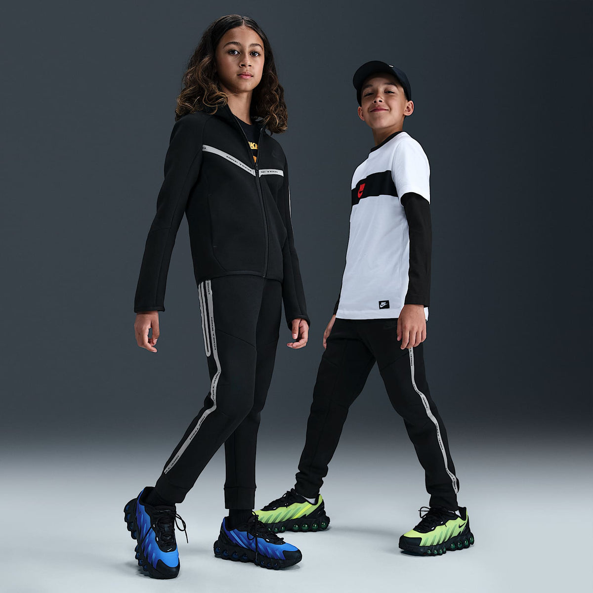 Joggers deportivos Nike Sportswear Tech Fleece para niños talla grande con detalles reflejantes – Negro/Negro/Negro – vista 1