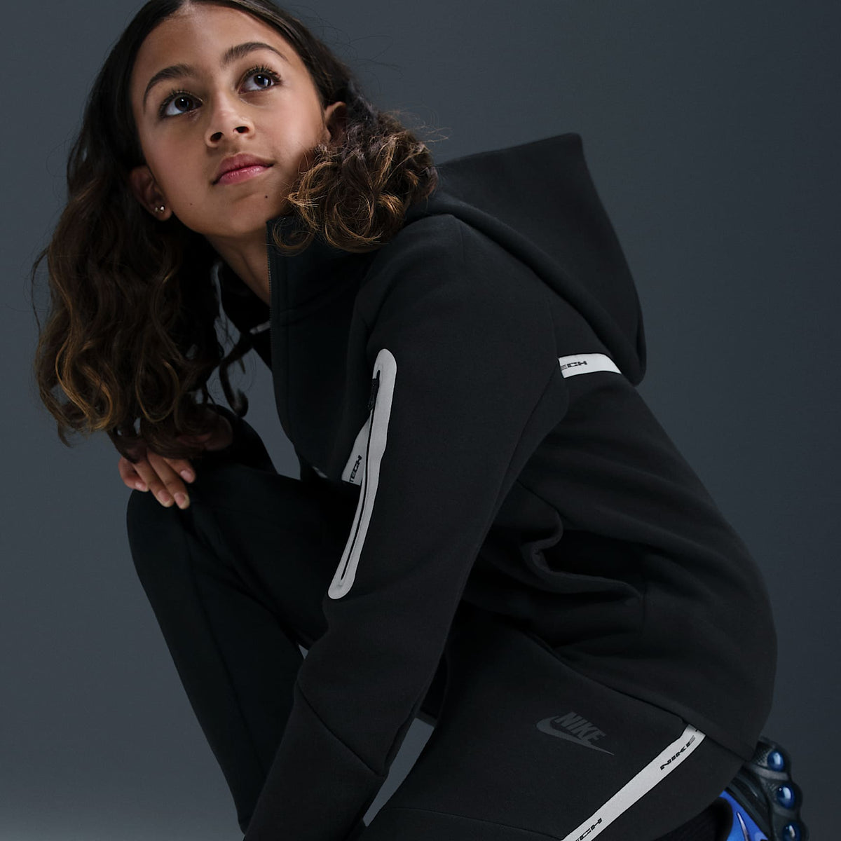 Joggers deportivos Nike Sportswear Tech Fleece para niños talla grande con detalles reflejantes – Negro/Negro/Negro – vista 5