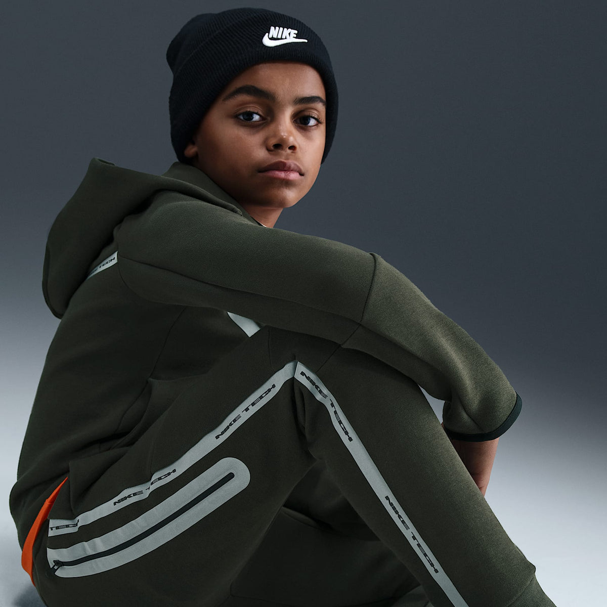 Joggers deportivos Nike Sportswear Tech Fleece para niños talla grande con detalles reflejantes – Secuoya/Negro/Negro – vista 4