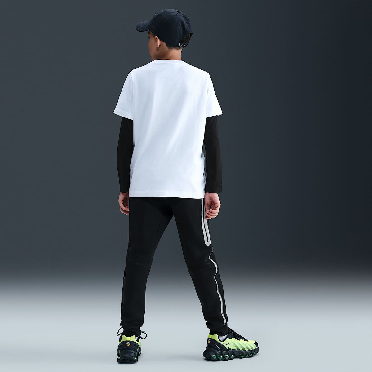 Joggers deportivos Nike Sportswear Tech Fleece para niños talla grande con detalles reflejantes – Negro/Negro/Negro – vista 6