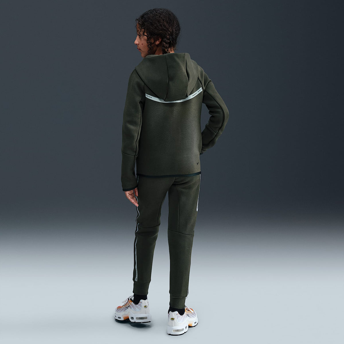 Joggers deportivos Nike Sportswear Tech Fleece para niños talla grande con detalles reflejantes – Secuoya/Negro/Negro – vista 7