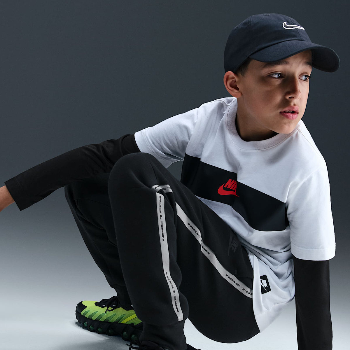 Joggers deportivos Nike Sportswear Tech Fleece para niños talla grande con detalles reflejantes – Negro/Negro/Negro – vista 4