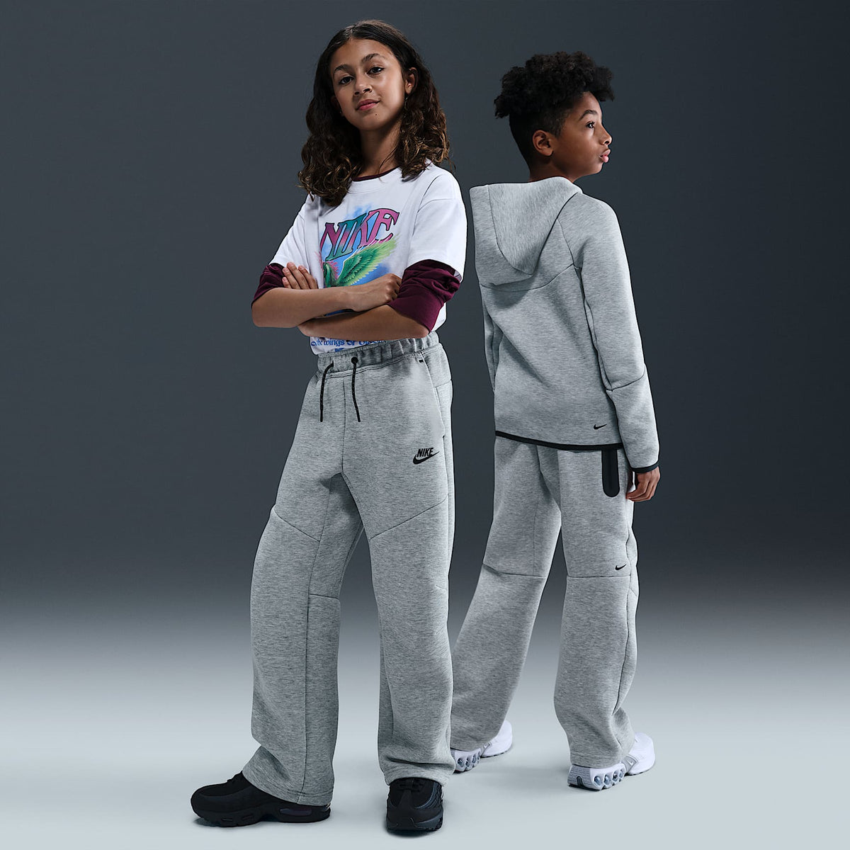 Pantalones con dobladillo abierto para niños talla grande Nike Sportswear Tech Fleece – Gris oscuro jaspeado/Negro/Negro – vista 1