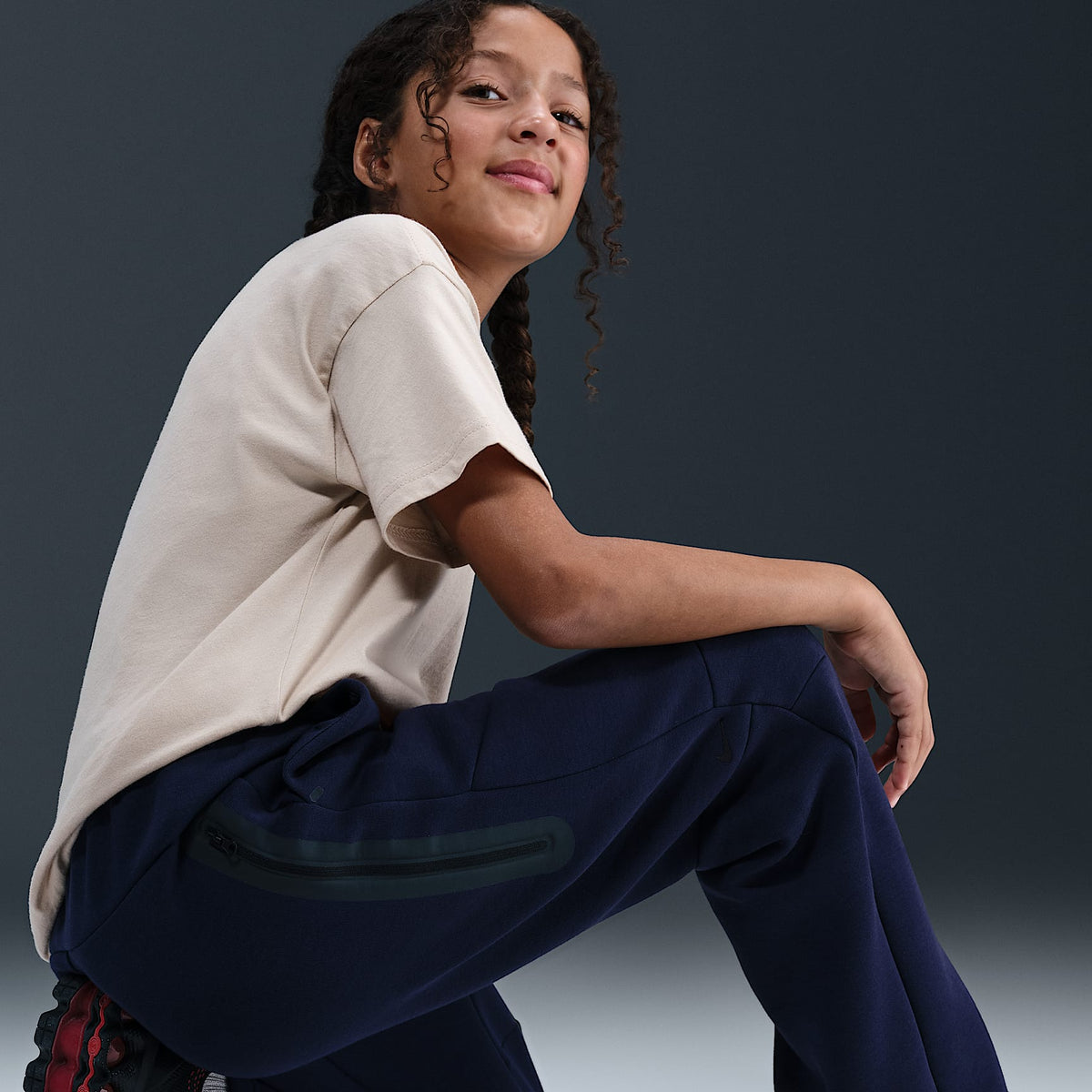 Pantalones con dobladillo abierto para niños talla grande Nike Sportswear Tech Fleece – Obsidiana/Negro/Negro – vista 5