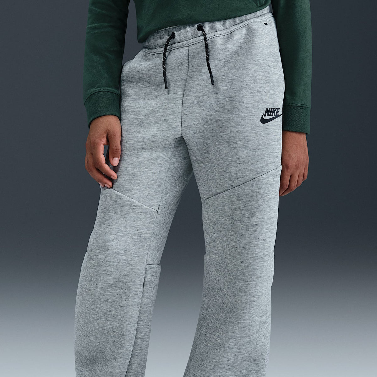 Pantalones con dobladillo abierto para niños talla grande Nike Sportswear Tech Fleece – Gris oscuro jaspeado/Negro/Negro – vista 2