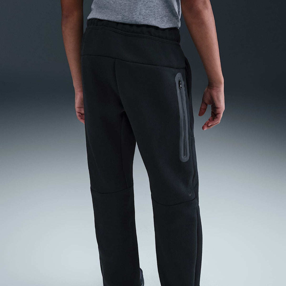 Pantalones con dobladillo abierto para niños talla grande Nike Sportswear Tech Fleece – Negro/Negro – vista 4