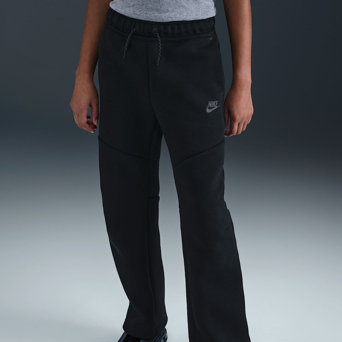 Pantalones con dobladillo abierto para niños talla grande Nike Sportswear Tech Fleece – Negro/Negro – vista 2