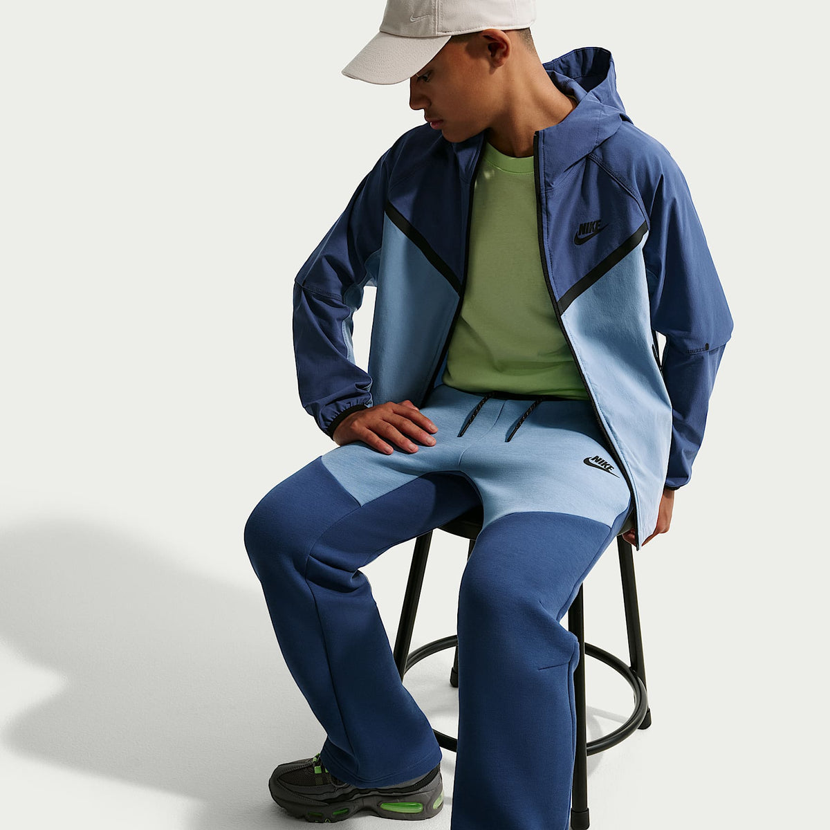Pantalones con dobladillo abierto para niños talla grande Nike Sportswear Tech Fleece – Azul marino místico/Azul de trabajo/Negro/Negro – vista 4