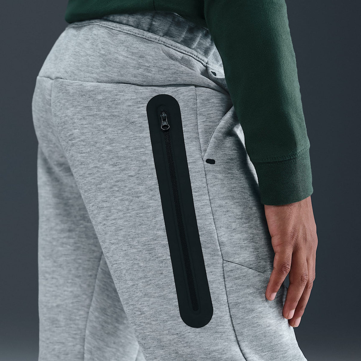 Pantalones con dobladillo abierto para niños talla grande Nike Sportswear Tech Fleece – Gris oscuro jaspeado/Negro/Negro – vista 4