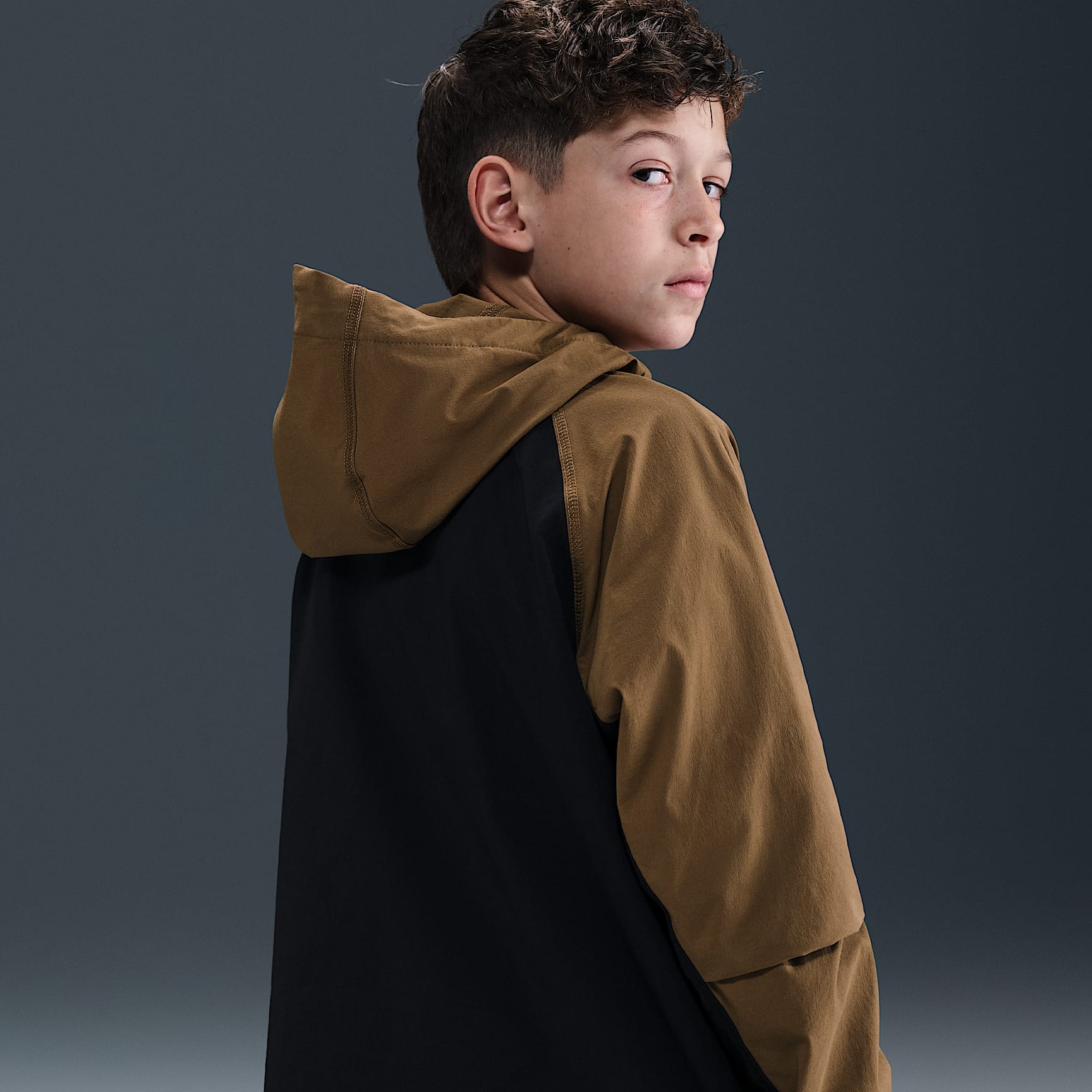 Chamarra de tejido Woven para niños talla grande Nike Tech – Negro/Marrón musgo/Negro – vista 2