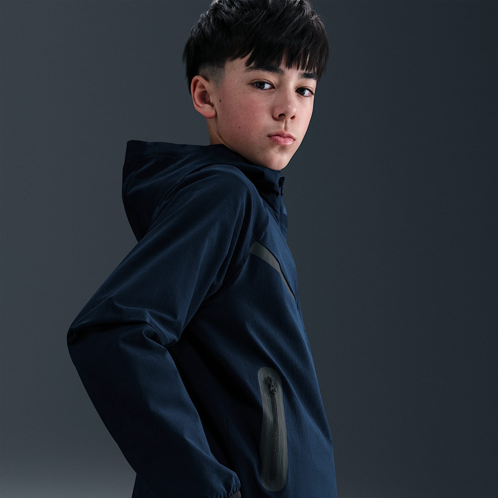 Chamarra de tejido Woven para niños talla grande Nike Tech – Obsidiana/Obsidiana/Negro – vista 2