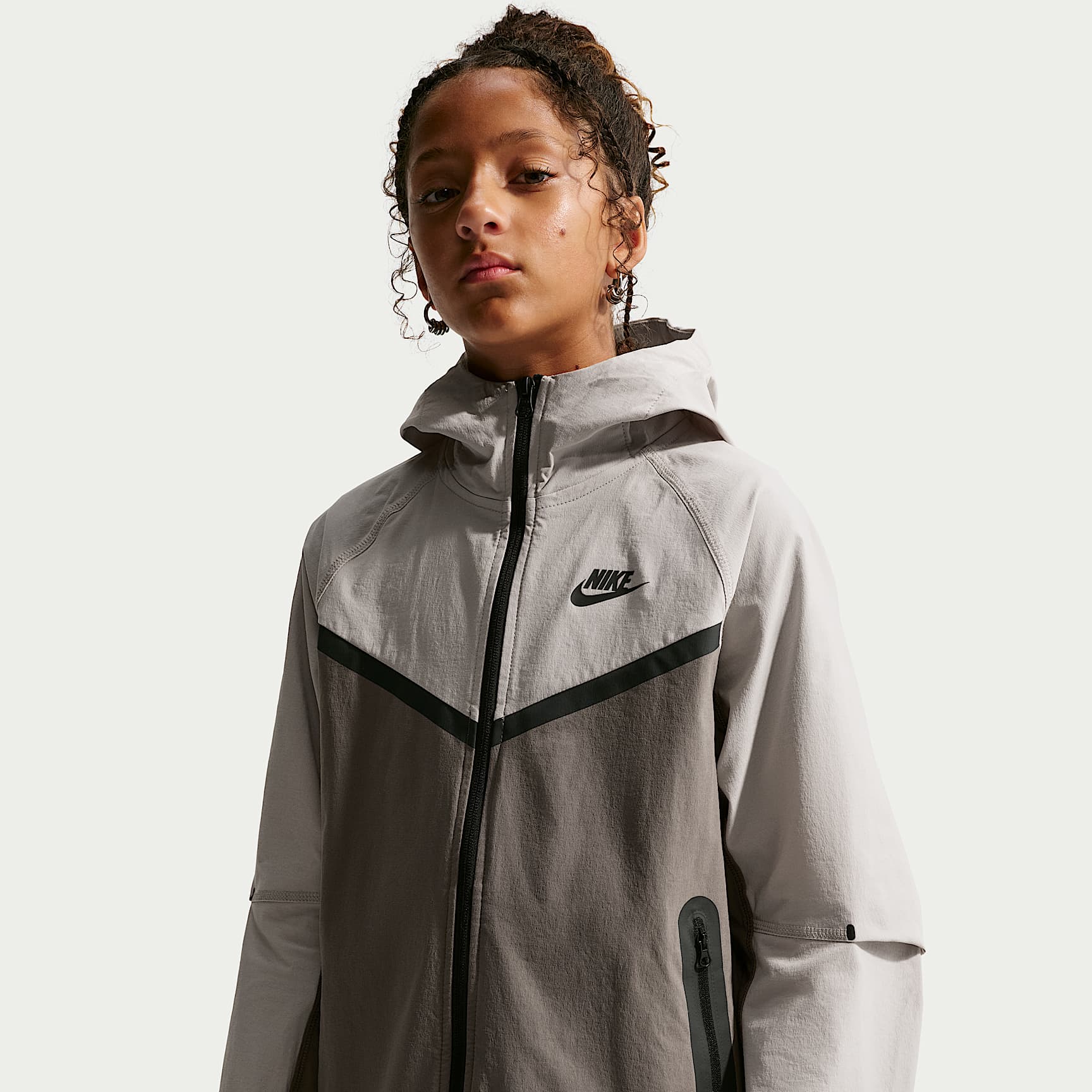 Chamarra de tejido Woven para niños talla grande Nike Tech – Cueva/Gris partícula/Negro – vista 2