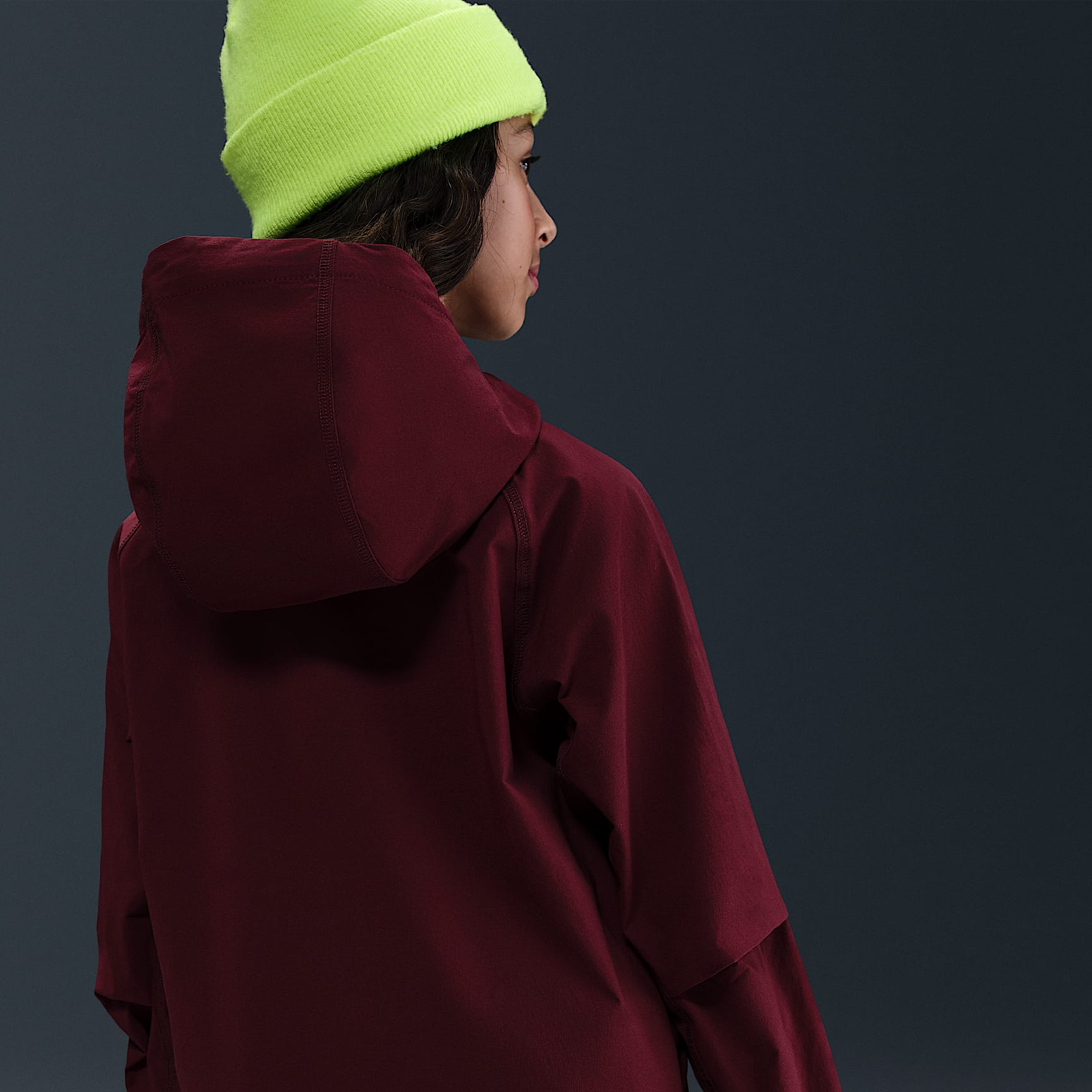 Chamarra de tejido Woven para niños talla grande Nike Tech – Rojo team oscuro/Rojo team oscuro/Negro – vista 2