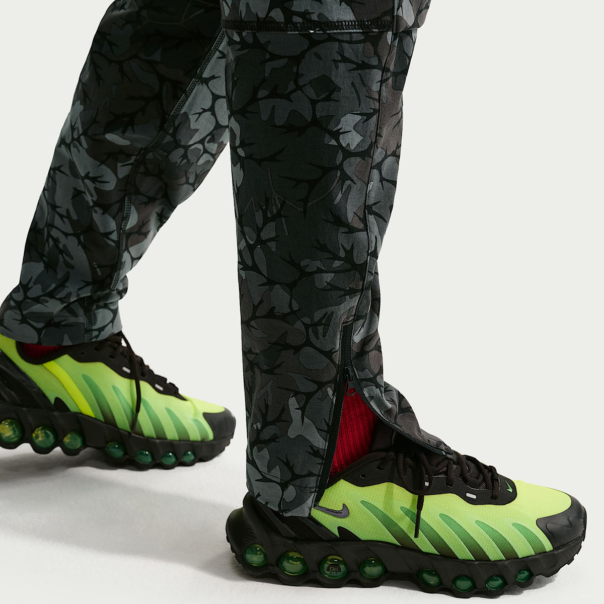Joggers para niños talla grande (niños) Nike Sportswear Tech Woven – Negro/Negro – vista 7