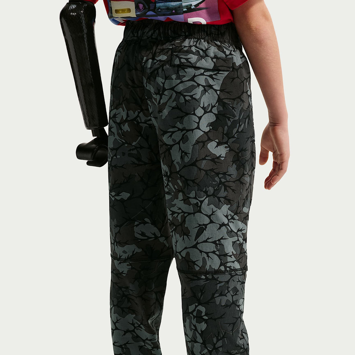 Joggers para niños talla grande (niños) Nike Sportswear Tech Woven – Negro/Negro – vista 3