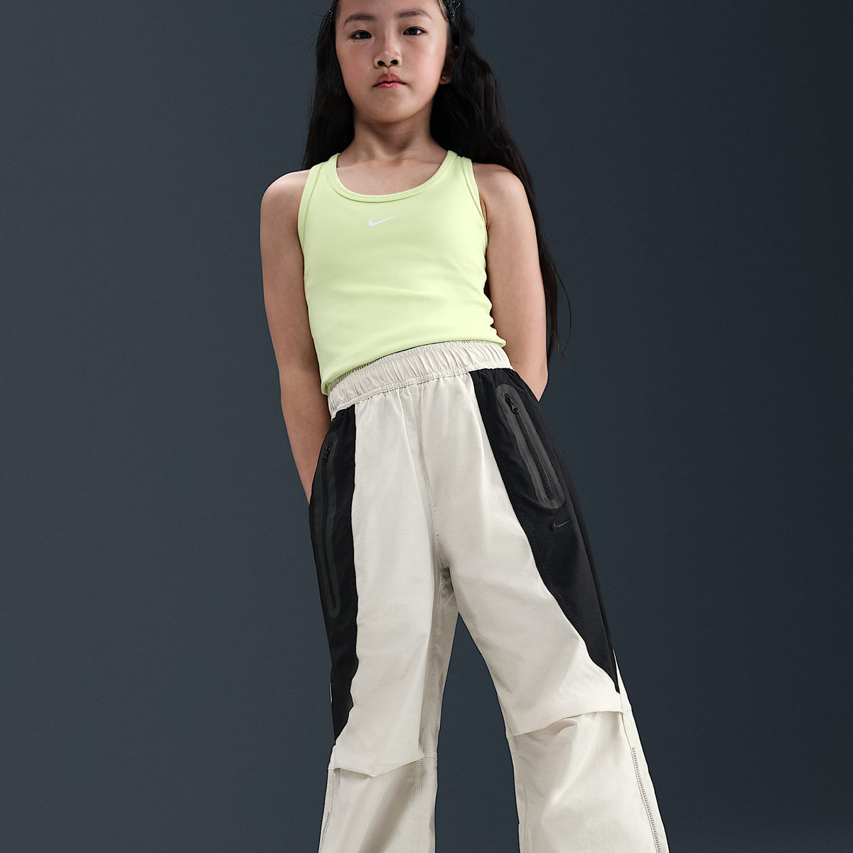 Pants de tejido Woven para niño talla grande Nike Tech – Hueso claro/Negro/Negro – vista 3