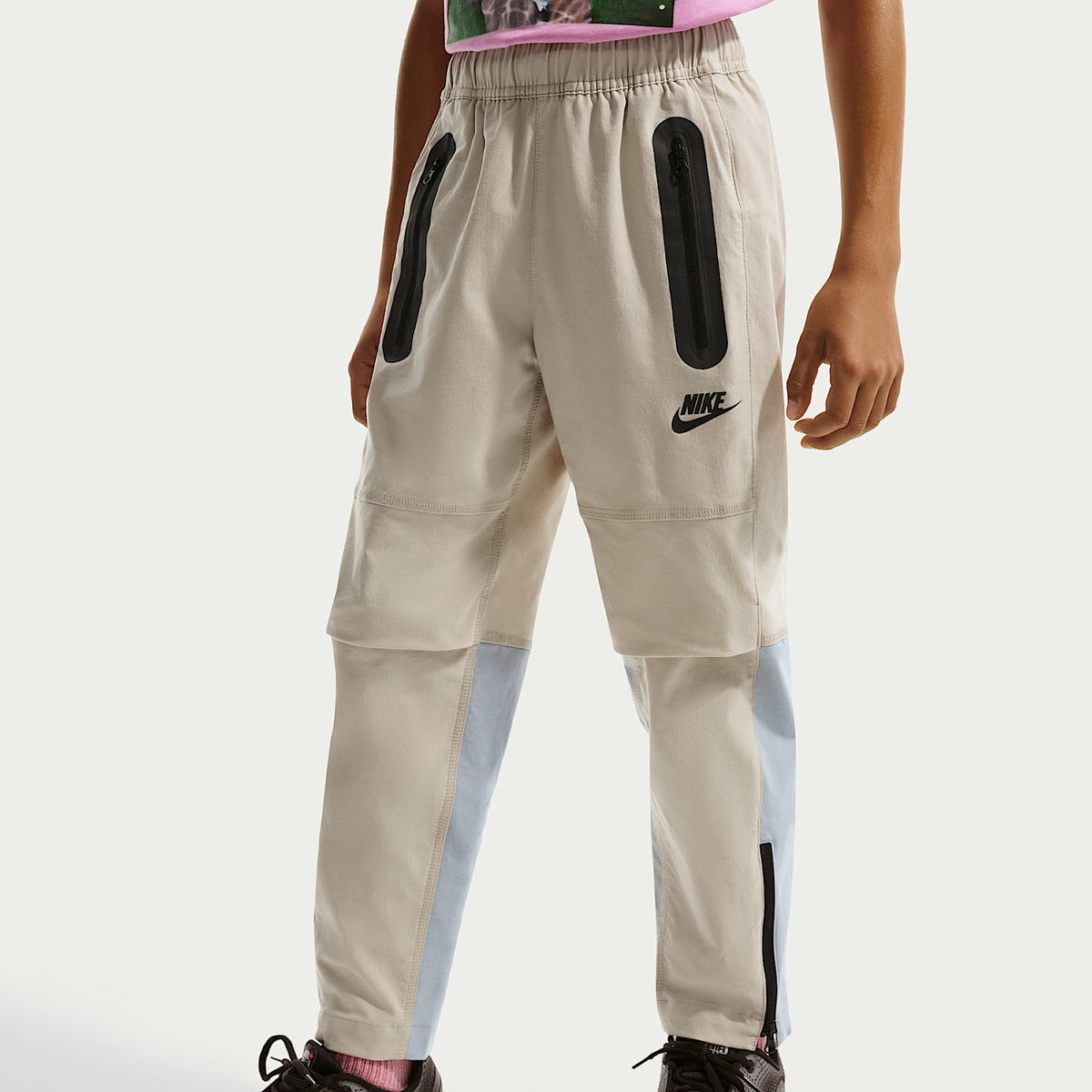 Pants de tejido Woven para niño talla grande Nike Tech – Crema II/Gris lobo/Negro – vista 2