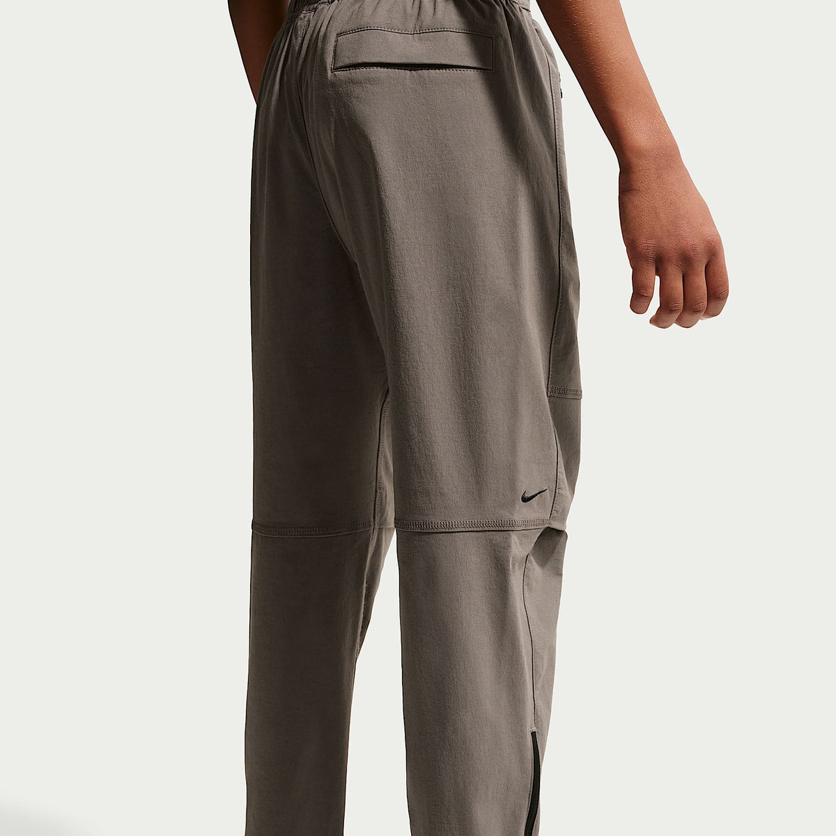Pants de tejido Woven para niño talla grande Nike Tech – Cueva/Cueva/Negro – vista 4