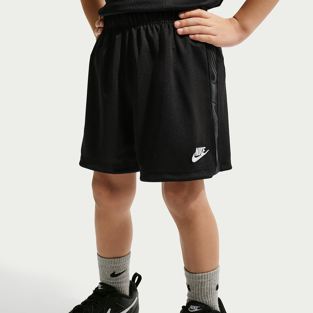Conjunto de 2 piezas Victory Lap con shorts de malla infantil Nike Sportswear – Negro – vista 4
